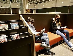Chiara Kgler und Michael Emmerich konnten die ersten Mbelstcke, die sich bereits in der Jugendbibliothek befinden, vorab schon einmal testen