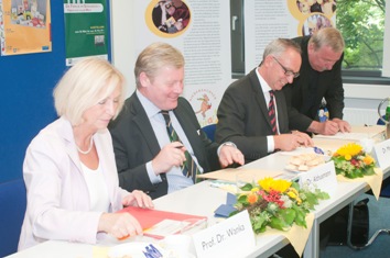 Bei der Unterzeichnung der Akademie-Vereinbarung