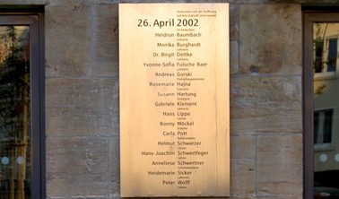 Tafel mit den Namen der Opfer
