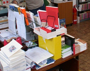 Büchertisch