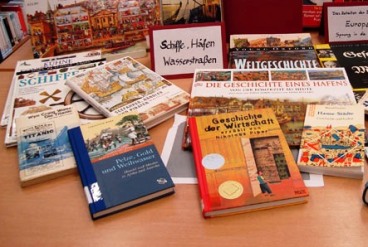 Ausstellung in der Schulbibliothek des NIGE