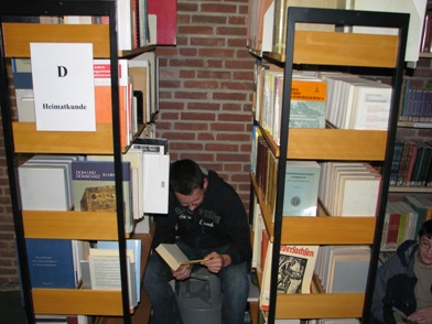 lesender Schüler in einer Schulbibliothek