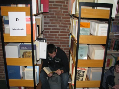 lesender Schler in einer Schulbibliothek